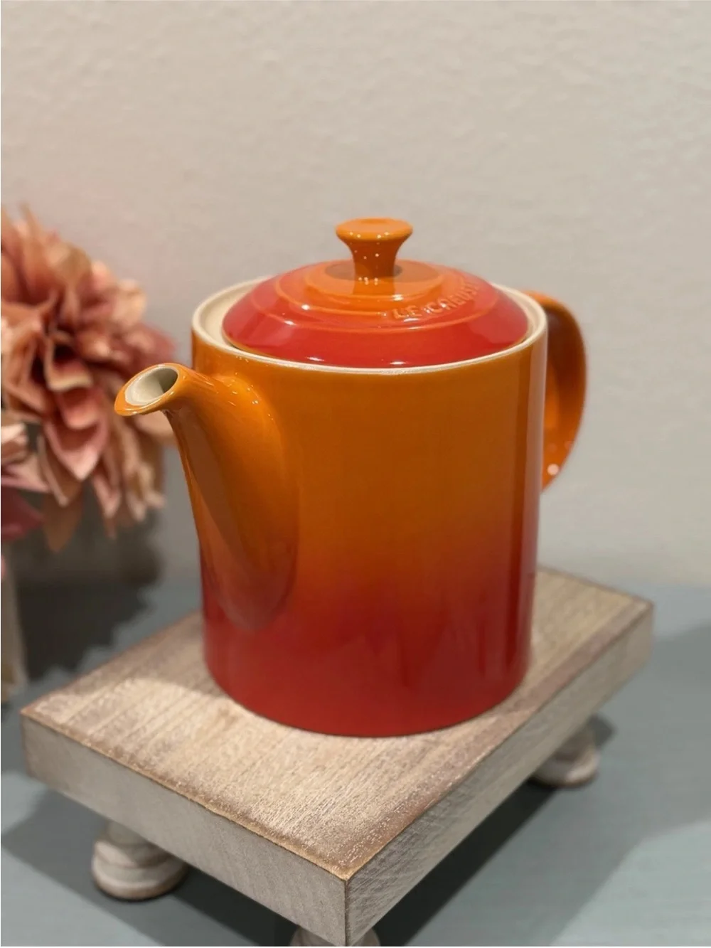 Le Creuset Stoneware Grand Teapot Flame 1.3L & 2 400ML Vancouver Coffee Mugs
